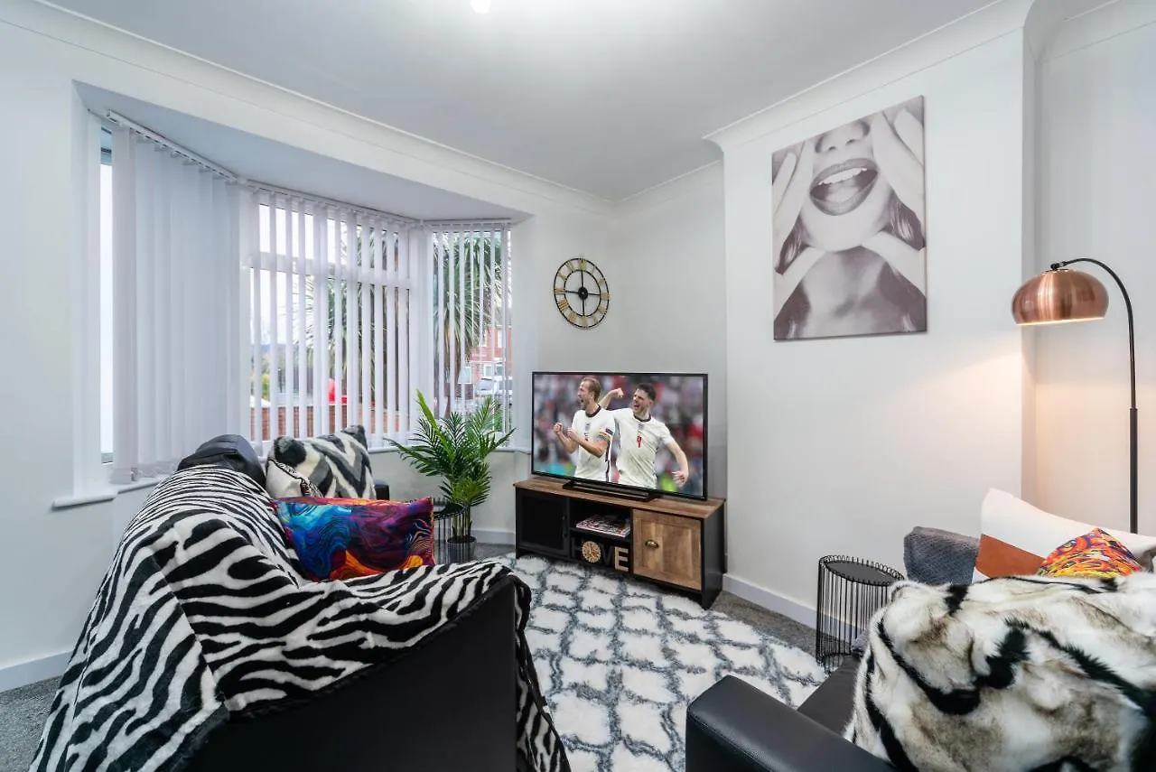 Vakantiehuis Nhyira Private Parking Chic Three Bedrooms Garage 2 Shower Rooms Classy Home Kingston upon Hull