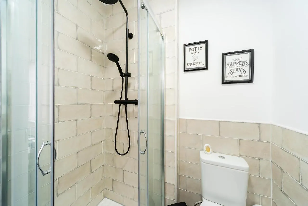 Nhyira Private Parking Chic Three Bedrooms Garage 2 Shower Rooms Classy Home Kingston upon Hull